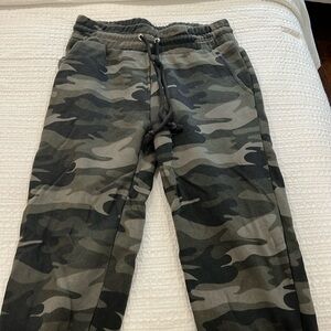 Women’s camo sweatpants! Lululemon scuba dupes! Size XS! 💌🎀